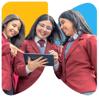 Tres chicas adolescentes con blazers escolares rojos, sonriendo y mirando juntas una tablet digital.